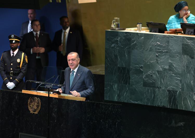 <p>Haberde, Başkan Erdoğan'ın uluslararası toplumun tepkisizliğini kınadığı ve BM'de küresel bir adım atılmamasını eleştirdiği vurgulandı.</p>
