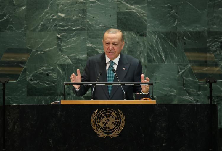 <p>Haberde, Erdoğan’ın aç kadınların yiyecek bulmaya çalıştığı fotoğrafları delegelere gösterdiği belirtildi.</p>

<p>Cumhurbaşkanı’nın, <strong>“2025’te bu vahşetin makul bir sebebi olabilir mi?”</strong> sorusuyla Genel Kurul’a seslendiği kaydedildi.</p>

<p> </p>
