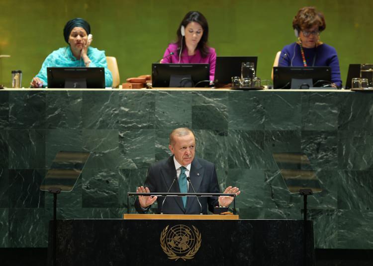 <p><strong>KATHIMERINI: ERDOĞAN'DAN KUZEY KIBRIS'I TANIMA ÇAĞRISI</strong></p>

<p>Yunanistan merkezli Kathimerini, Erdoğan’ın BM Genel Kurulu’ndaki Kıbrıs mesajını ön plana çıkardı. Haberde Cumhurbaşkanı’nın, Kuzey Kıbrıs Türk Cumhuriyeti’nin bağımsız bir devlet olarak tanınması gerektiğini söylediği belirtildi.</p>
