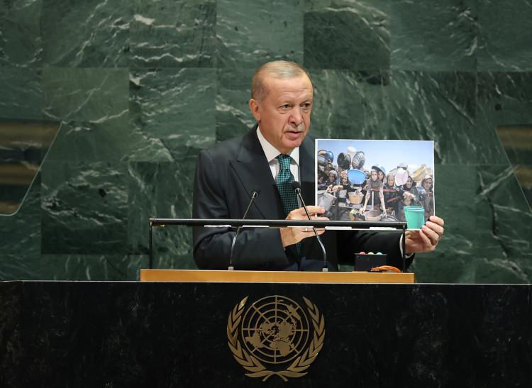 <p>Erdoğan’ın, Kıbrıslı Türklerin adanın eşit ortakları olduğunu vurguladığı ve izolasyonun sona erdirilmesi gerektiğini ifade ettiği bildirildi.</p>

<p>Cumhurbaşkanı'nın konuşmasında yer alan federal modelin artık çözüm getiremeyeceğine dair sözlerine de haberde yer verildi.</p>

<p>Kathimerini, Erdoğan’ın uluslararası topluma KKTC ile diplomatik, siyasi ve ekonomik ilişkiler kurma çağrısında bulunduğunu kaydetti.</p>

<p> </p>
