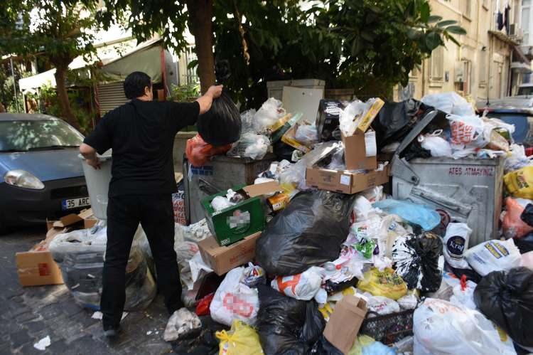 <p>Eylemin ardından ilçe genelinde neredeyse tüm hizmetler durdu. Karşıyaka'nın cadde ve sokaklarında toplanmayan çöpler, yığınlar oluşturdu. </p>
