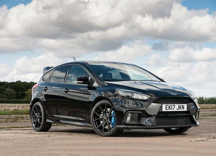 <p><span style="color:#B22222"><strong>Ford Focus RS (Mk3)</strong></span></p>

<p> </p>

<p>Tork yönlendirmesini en aza indiren ve virajlarda çekişi maksimize eden özel dört tekerlekten çekiş sistemiyle Focus RS, hem ıslak hem de kuru zeminlerde inanılmaz bir performans sergiler.</p>
