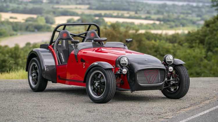 <p><span style="color:#B22222"><strong>Caterham Seven</strong></span></p>

<p> </p>

<p>Lotus'un kurucusu Colin Chapman'ın orijinal felsefesini en saf haliyle sürdüren Caterham Seven, minimalist tasarımı ve ultra hafif yapısıyla adeta yola yapışır. Sürüş deneyimi tamamen mekaniktir ve her virajı hissetmenizi sağlar.</p>
