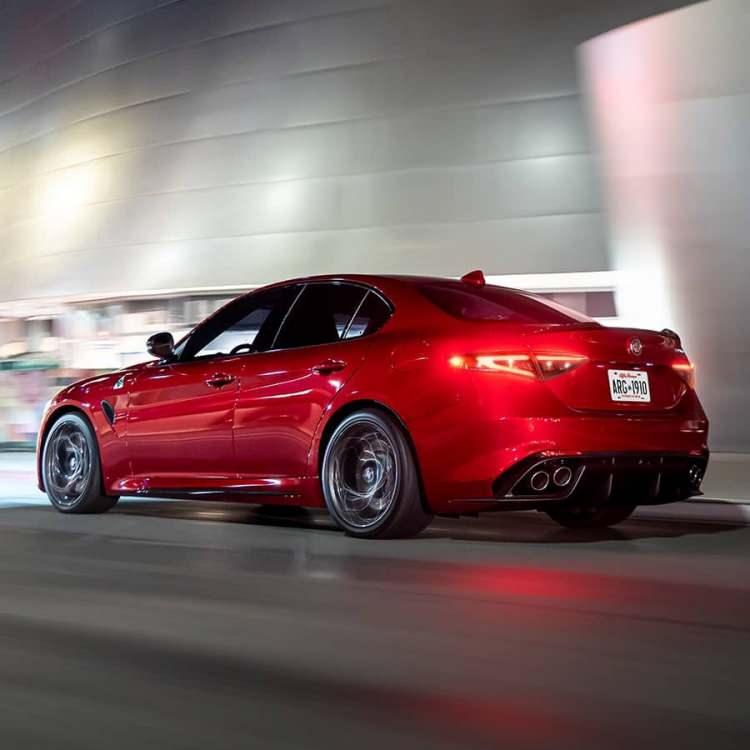<p><span style="color:#B22222"><strong>Alfa Romeo Giulia Quadrifoglio</strong></span></p>

<p> </p>

<p>Yüksek performanslı sedanlar arasında özel bir yere sahip olan Giulia Quadrifoglio, mükemmel şasi dengesi ve direksiyon tepkileriyle sürücüsüne gerçek bir spor otomobil hissi verir.</p>

