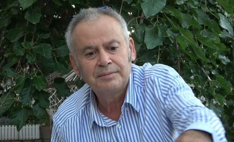 <p>"Araçların yokuş yukarı gidiyormuş gibi görünmesi aslında gözün bize oynadığı bir oyundur" diyen Çakmak, "Bunu kanıtlamak için yol boyunca lazerli uzunluk ölçerlerle milimetrik kot farkı tespit edilir. Böylece yolun aslında çok hafif bir eğimle yaklaşık 1 derece aşağıya doğru indiği kesin olarak gösterilebilir. Çevredeki duvarlar, ağaçlar ve bordür taşlarının konumu, yolu sanki yukarı doğruymuş gibi algılatır. Ama aslında orası yokuş aşağı giden bir yoldu. Sosyal medyada "Magnetic Hill" ya da "Electric Brae" gibi isimlerle arama yaptığınızda, dünyanın pek çok ülkesinde benzer göz yanılsamalarına rastlayabilirsiniz" ifadelerine yer verdi.</p>

