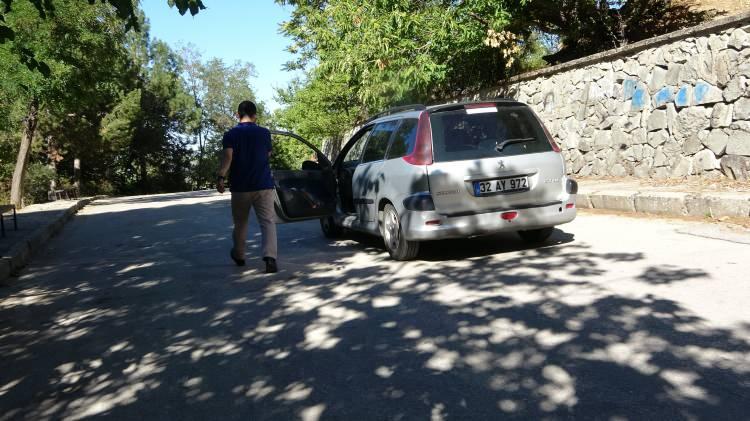 <p>"Bu çok gizemli bir durum ve yıllardır da kesin bir açıklama yapılmadı"<br />
Isparta'da yaşayan Şükrü Altuğ, Ayazmana Mesireliği'nde ilginç olayı yerinde görmek için gittiğini belirterek "Yakın zamanda, mesire alanındaki bir rampada araçların hiç gaza basmadan yukarı çıktığını duydum. Bunu incelemek için geldim ve gerçekten de araç, gaza basmadan yokuşu tırmanıyor. Üstelik yolun ortasında frene basıp dursak bile geriye kaymadan olduğu yerde kalıyor. Bu çok gizemli bir durum ve yıllardır da kesin bir açıklama yapılmadı" ifadelerini kullandı.</p>
