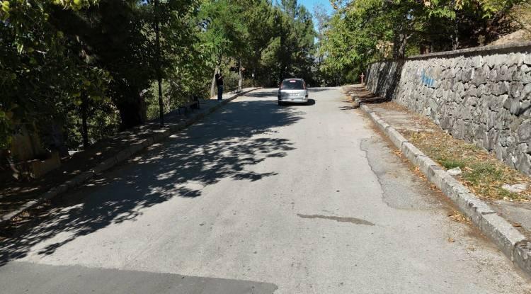 <p>Bu olay nedeniyle Ayazmana Mesireliği sadece Isparta'da değil, ülke genelinde de bilinir hâle gelmiş olduğunu ifade eden Altuğ, "Yaptığım araştırmalarda farklı görüşlerle karşılaştım optik illüzyon, yer altı suyu, manyetik alan veya nadiren görülen başka doğa olayları öne sürülüyor. Kimileri göz yanılması olduğunu söylüyor ama bana göre burada herhangi bir yanılma yok, çünkü burası açıkça rampa görünümünde. Keşke ülkemizin birçok yerinde de böyle bir durum olsa da aracımızı boşa alıp yakıt harcamadan ilerleyebilsek" dedi.</p>

<p>​</p>
