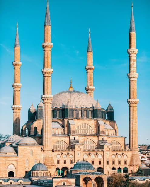 <p><span style="color:#A52A2A"><strong> ESERİN ÖZGÜNLÜĞÜNE ZARAR VERİLDİ İDDİASI</strong></span></p>

<p>Ayrıca,<strong>"Eserin özgünlüğüne zarar verildiği, Osmanlı klasik döneminden uzaklaşıldığı"</strong> ifade edildi.</p>

