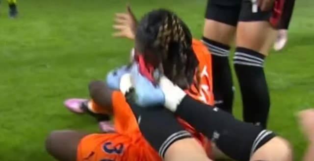 <p><strong>ORKUN KÖKÇÜ'NÜN KIRMIZI KARTI</strong><br />
<br />
Beşiktaş - Başakşehir maçında Orkun Kökçü'nün VAR uyarısıyla gördüğü kırmızı kart<br />
<br />
<strong>TFF VAR Direktörü Joao Capela:</strong> "UEFA ve FIFA için oyuncunun fiziksel bütünlüğünün korunması çok önemli. Futbolda şiddet eylemine müsaade edilmez. Kanıt ve olgusallık var. Ayağıyla beraber ekstra bir hareket yaparak rakibinin yüzüne vurdu Orkun. Bunu biz vahşice, şiddetli hareket olarak ele alıyoruz. Bu çok açık bir şekilde müdahale edilmesi gereken bir pozisyon. İki ayağını alıp döndürüyor ve yüze vuruyor. Yoğunluğu, hareketi görüyoruz, ekstra bir hareket. Bu normal bir hareket değil. İnsan orada böyle bir hareket yapmaz. Bu açık."</p>

