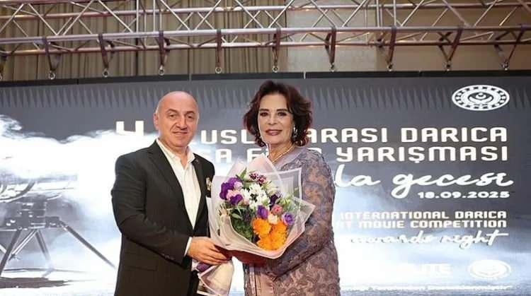 <p><span style="color:#000000"><strong>"2025 Aile Yılı"</strong></span><span style="color:#A52A2A"><strong> kapsamında </strong></span><span style="color:#000000"><strong>"Aile ve Yapay Zeka"</strong></span><span style="color:#A52A2A"><strong> temasıyla düzenlenen yarışma, teknolojinin aile ilişkileri üzerindeki etkisini sinema diliyle mercek altına alırken, geleneksel aile değerleri ile geleceğin teknolojik dünyası arasındaki dengeyi sorguladı.</strong></span></p>
