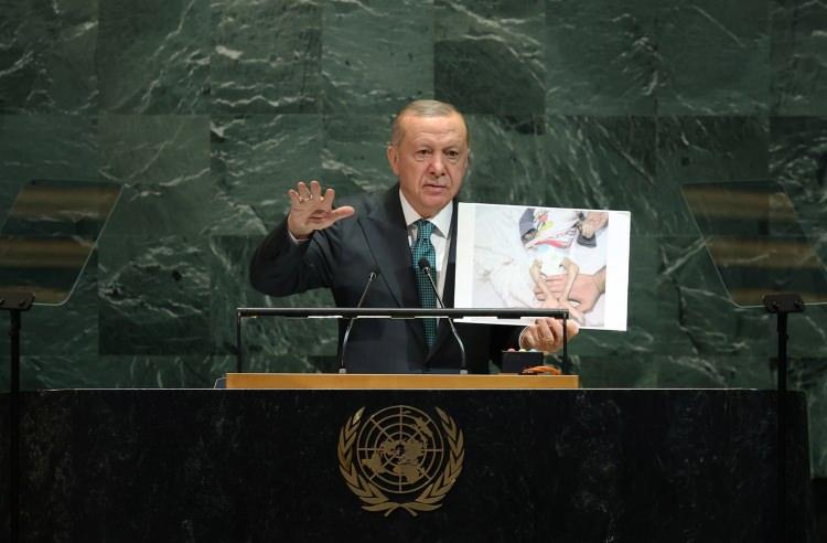 <p>Cumhurbaşkanı Recep Tayyip Erdoğan ile ABD Başkanı Donald Trump'ın da katıldığı 80. Birleşmiş Milletler Genel Kurulu marjında düzenlenen konuşmasında Gazze'de yaşanan soykırımları dile getirdi. </p>
