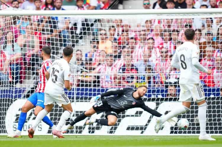<p>Marca: "Sezonun başındaki o korkutucu makine gibi takımdan eser yok. Sadece her zaman süper kahramanı oynamaya hazır Mbappe'den ve Xabi'nin anlaşılmaz bir şekilde sahadan çıkardığı, bambaşka bir seviyede yaşıyormuş gibi görünen Arda Güler'den gelen anlık görüntüler var. Gerisi tam bir felaket."</p>
