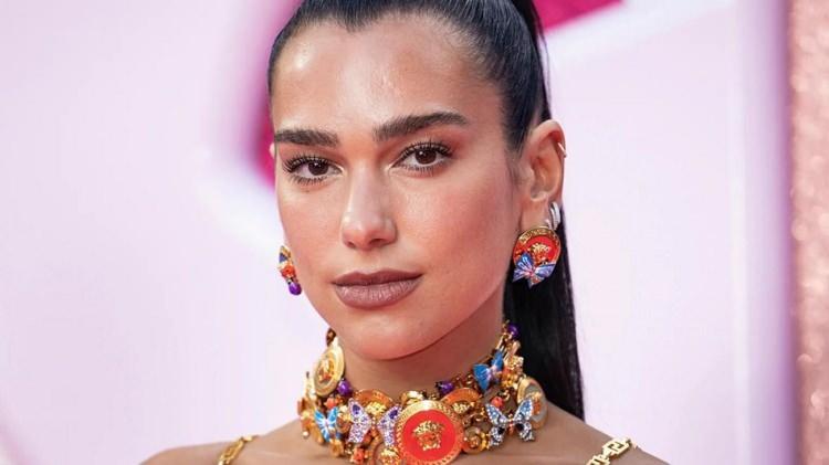 <p><strong>MEKTUBUN SIZMASIYLA İŞİNE SON VERDİ</strong></p>
<p><span style="color:#800080"><strong>Mektubun sızmasının ardından Dua Lipa, David Levy'i işten çıkardı. İngiltere merkezli Daily Mail'in haberine göre müzik endüstrisinden bir kaynak</strong></span><em><strong> “Dua temsilcileri aracılığıyla David Levy’nin artık prodüksiyon sürecinde yer almamasını sağladı. Dua Filistin konusunda son derece net bir duruş sergiliyor ve Levy’nin tutumu bununla bağdaşmıyor”</strong></em> <span style="color:#800080"><strong>açıklamasını yaptı.</strong></span></p>