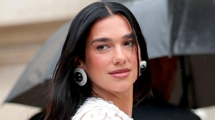 <p><strong>FİLİSTİN'E DESTEĞİNİ GÖSTERİYOR</strong></p>
<p><strong><span style="color:#800080">Dua Lipa, uzun süredir Filistin'e olan desteğiyle biliniyor. Geçtiğimiz yıl, 88 milyon takipçisinin bulunduğu Instagram hesabında Gazze’de yaşananları </span>“İsrail’in soykırımı”<span style="color:#800080"> sözleriyle duyurmuştu. </span></strong></p>