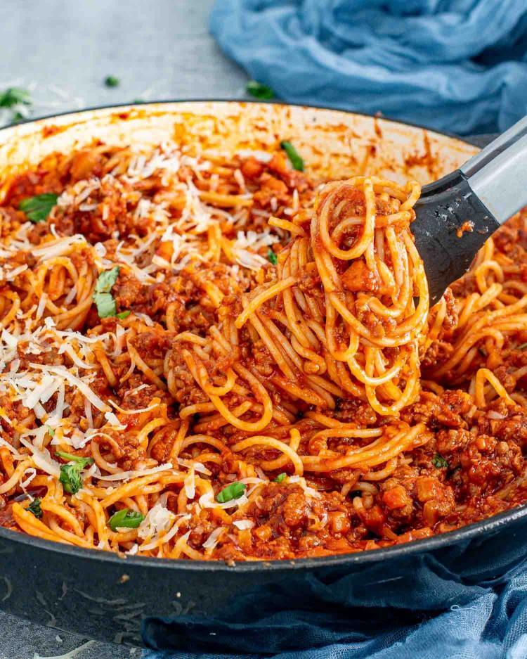 <p><strong>İtalyan Mutfağı Akademisi'nin 1982 yılındaki rehberinde süt ya da kremanın kullanıldığı görülürken 2023'te bu rehberin güncellendiği belirtildi. Yeni rehberde de bir bardak süt kullanımının "opsiyonel" olduğu bilgisi yer alıyor.</strong></p>
