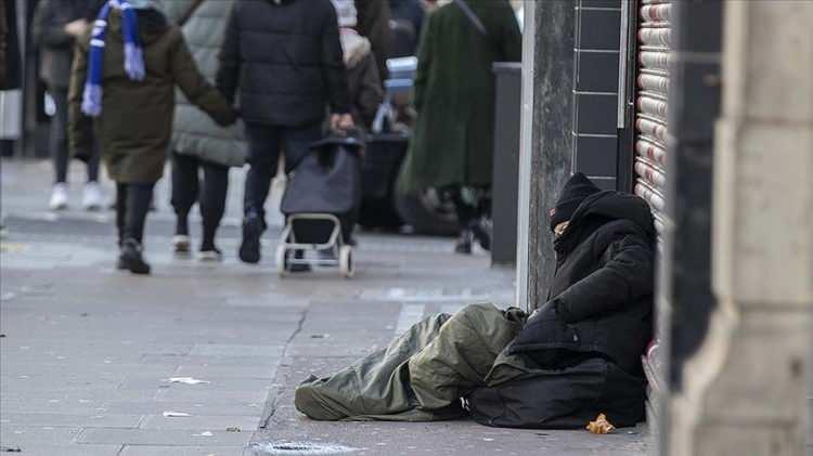 <p>Özellikle Körfez Savaşı’yla başlayan ve Suriye’deki iç savaş ardından da Rusya-Ukrayna Savaşı ve İsrail’in Gazze’ye başlattığı soykırım saldırılarıyla derinleşen süreç on milyonlarca insanı evsiz bıraktı.</p>

<p> </p>
