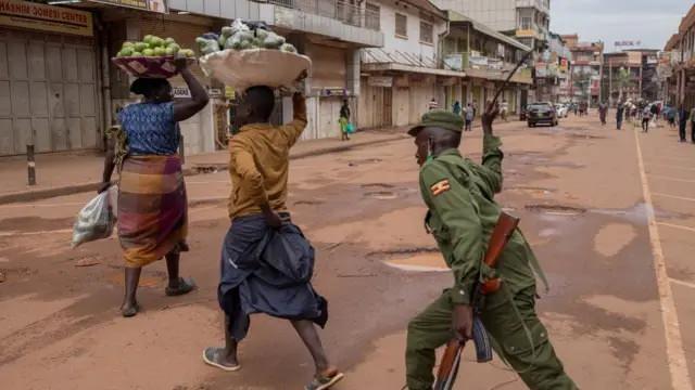 <p><span style="color:#B22222"><strong>Uganda</strong></span></p>
<p> </p>
<p>4.016.980 (kişi)</p>