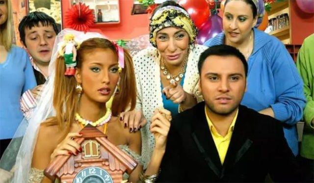 <p><strong>Çağla Şıkel</strong>, Türk televizyon tarihinin unutulmaz komedi yapımlarından biri olan <em>Cennet Mahallesi'</em>nde 3 sezon boyunca canlandırdığı "<strong>Sultan" karakteriyle</strong> hafızalarımıza kazınmıştı.</p>
