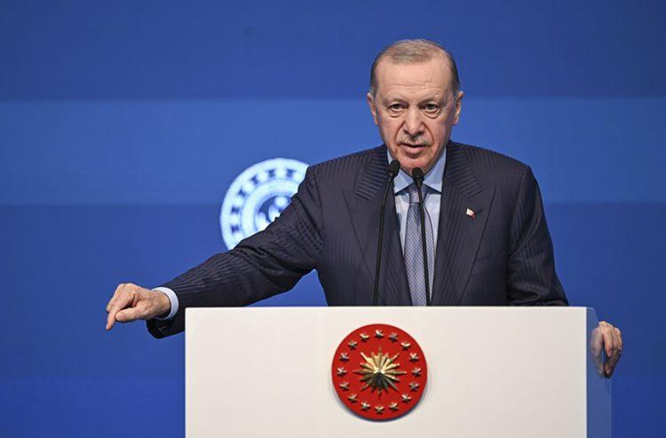 <p><span style="color:#B22222"><strong>CUMHUEBAŞKANI ERDOĞAN UYARMIŞTI</strong></span></p>

<p> </p>

<p>Doğurganlık oranı ve nüfus artış hızımız alarm vermektedir. 2001 yılında doğurganlık hızımız 2,38 iken bugün bu rakam 1,51'e düşmüştür. Yıllık nüfus artış hızımız 2023'te binde 1,1'e gerilemiştir. Çocuk ve genç nüfusumuz azalırken, yaşlı nüfusumuz tarihimizde ilk defa yüzde 10'un üzerine çıkmıştır.</p>

<p> </p>

<p><strong>Türkiye genç ve nitelikli nüfus bakımından kan kaybediyor. Gerekli önemleri almaz, politikaları uygulamazsak sorun telafi edilemez boyuta varacaktır.</strong></p>

<p> </p>

<p>Karşımıza dikilen bu tehlikesi 20 sene evvel sezmiştik. 2007 yılında doğurganlık ve nüfus artış hızındaki gerilemeye dikkat çekmek için en az 3 çocuk çağrısı yapmıştık. Nüfus planlaması kisvesi altında yürütülen çalışmaların art niyet taşıdığı şeklindedir. Zamanın bu konuda bizi teyit edeceği kanaatindeyim. En az 3 çocuk çağrımızı tekrarlıyoruz.</p>
