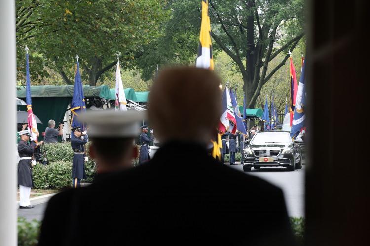 <p>Washington'un Ankara'ya uyguladığı F-35 satışına yönelik kısıtlamayı yakında kaldırabileceği sinyalini verdiği belirtilen haberde, Trump'ın Suriye'de Beşşar Esed rejiminin devrilmesine verdiği destek nedeniyle Erdoğan'ın takdiri hak ettiğini söylemesine vurgu yapıldı.</p>

<p> </p>
