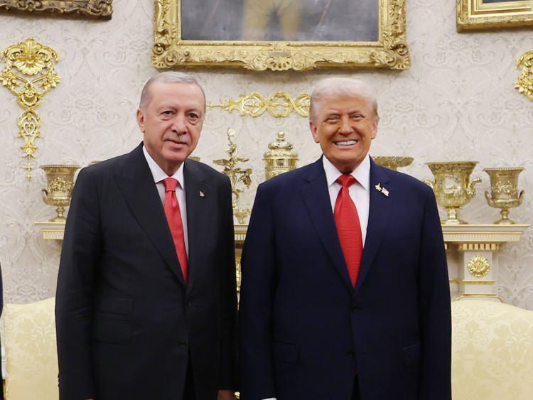 <p>Associated Press (AP), haberi <strong>"ABD, NATO müttefiki Türkiye'ye F-35 satış yasağını kaldırmayı değerlendirirken Trump, Türkiye Cumhurbaşkanı Erdoğan'ı ağırladı"</strong> başlığıyla verdi.</p>

<p> </p>
