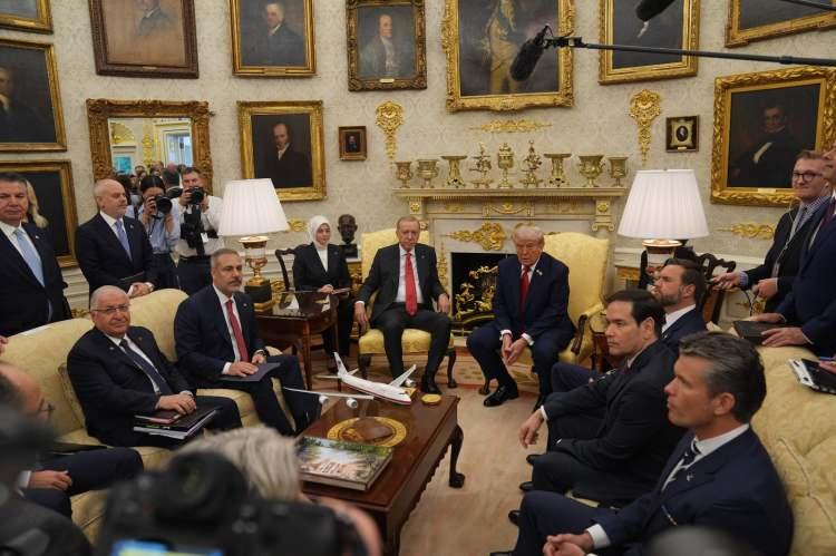 <p><span style="color:#B22222"><strong>AVUSTURYA</strong></span></p>

<p> </p>

<p>Die Presse, görüşmeyi “Trump, Erdoğan'ı Rus enerjisinden vazgeçmeye zorluyor” başlığıyla sayfasına taşıdı. Haberde, ABD Başkanı Trump’ın, "Rusya Ukrayna'ya karşı savaşını sürdürdüğü sürece, Erdoğan'ın Rusya'dan petrol almasını istemiyorum.” ifadelerine yer verildi. Haberde, Gazze konusunda büyük görüş ayrılıkları olmasına rağmen, Trump’ın Oval Ofis'te Cumhurbaşkanı Erdoğan’ı “övgü yağmuruna tuttuğu” belirtildi.</p>

<p>Kamu yayıncı kuruluşu ORF, “Trump, Erdoğan'a Rus enerjisinden vazgeçmesi için baskı yapıyor” başlığını kullandı. Haberde, “Gazze konusunda büyük farklılıklar olmasına rağmen, Trump şu anda Türk Cumhurbaşkanı'nı övgü yağmuruna tutuyor. Eleştirilerini ise Rusya ile ekonomik ilişkilerle sınırladı.” ifadelerine yer verildi.</p>

<p> </p>

<p>Kurier gazetesinde Trump’ın, Erdoğan'ın "mükemmel çalışmalarını" övdüğü belirtildi.</p>
