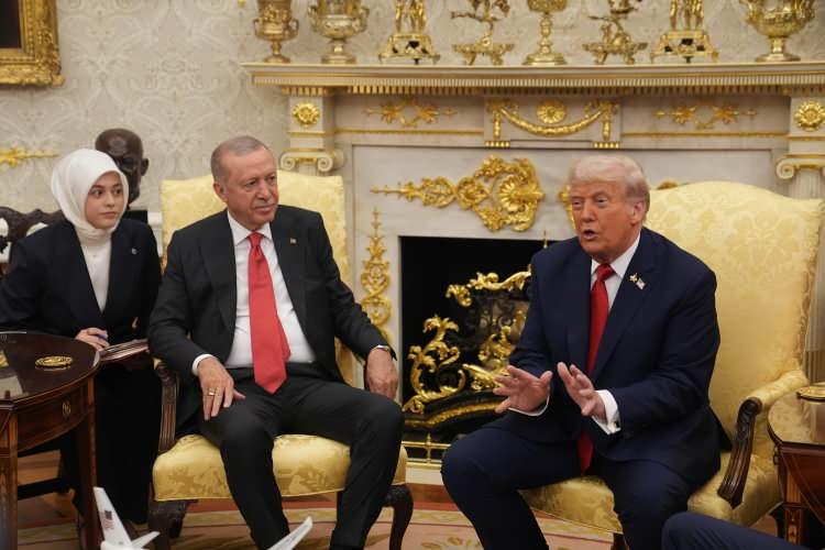 <p><span style="color:#B22222"><strong>PAKİSTAN</strong></span></p>

<p> </p>

<p>Dawn gazetesi, Erdoğan-Trump görüşmesine ilişkin haberinde "Trump, Türkiye Cumhurbaşkanı Erdoğan’ı Rus petrolü alımını durdurmaya çağırdı" başlığını kullandı.</p>

<p> </p>

<p>Haberde, Trump'ın Türkiye'nin Rus yapımı hava savunma sistemleri nedeniyle uygulanan yaptırımları kaldırmaya hazır olduğunu söylediği belirtildi.</p>

<p> </p>

<p>Trump'ın uzun süredir Erdoğan'a yakın bir tutum sergilediğine dikkati çekilen haberde, ABD Başkanı’nın Erdoğan’ın hem Putin hem de Zelenskiy tarafından "saygı gören bir lider" olduğunu ve "isterse büyük bir etkiye sahip olabileceğini" dile getirdiği aktarıldı.</p>

<p> </p>

<p>Haberde ayrıca Trump'ın Erdoğan için, "Bu adam son derece inatçı. Genellikle inatçı insanlardan hoşlanmam ama onu her zaman severim. O sert bir adam." ifadelerini kullandığına yer verildi.</p>
