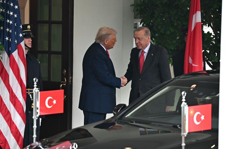 <p><span style="color:#B22222"><strong>ÇİN</strong></span></p>

<p> </p>

<p>Hong Kong merkezli South China Morning Post (SCMP) gazetesinin haberinde, Erdoğan-Trump görüşmesi "Trump, ABD'nin Türkiye'ye F-35 satış yasağını kaldırmayı değerlendirdiği sırada Erdoğan'ı ağırladı" başlığı ile ele alındı.</p>

<p>Trump ile Erdoğan'ın yaklaşık iki saat görüştüğü belirtilen haberde, Trump'ın "Onun bazı ihtiyaçları var, bizim de bazı ihtiyaçlarımız var ve bir sonuca varacağız. Günün sonunda öğreneceksiniz." ifadeleriyle iki ülkenin anlaşmaya varabileceği mesajını verdiği belirtildi.</p>

<p> </p>

<p>Haberde, Trump'ın görüşmeyi "iyi" olarak nitelendirdiği aktarılırken Erdoğan'ın 2019'dan bu yana Beyaz Saray'ı ilk kez ziyaret ettiği kaydedildi.</p>

<p> </p>

<p>Görüşmelerinin ardından Trump'ın Türkiye'nin Rusya'dan petrol alımını durduracağına inandığını belirttiği aktarılan haberde, ABD’nin Ankara Büyükelçisi ve Suriye Özel Temsilcisi Tom Barrack'ın görüşmeye ilişkin değerlendirmesine de yer verildi.</p>

<p> </p>

<p>Haberde, Barrack'ın ABD ile Türkiye arasındaki ilişkilerde Rusya ve F-35 programı dahil tüm önemli başlıkların, "çözüm yolları" ile birlikte ele alındığını ifade ettiği belirtildi</p>
