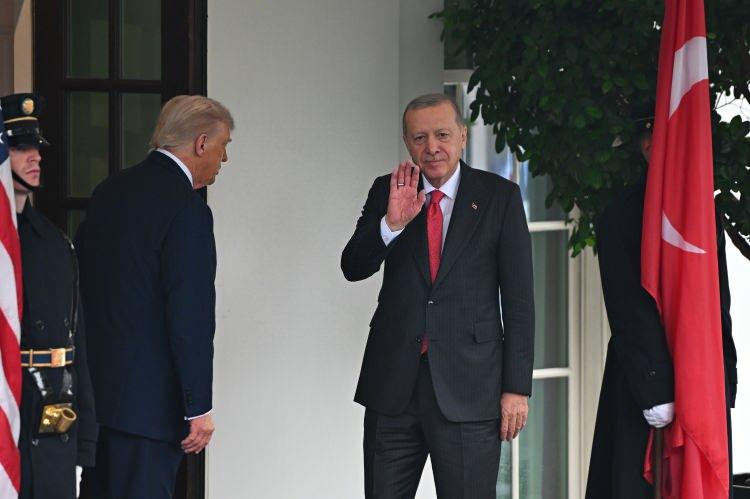 <p><span style="color:#B22222"><strong>MALEZYA VE SİNGAPUR</strong></span></p>

<p> </p>

<p>Malezya ve Singapur yerel basınında yer alan haberlerde ise, Trump'ın Erdoğan ile yaptığı görüşmenin ardından Türkiye'nin Rusya'dan petrol alımını durduracağına inandığını belirttiği aktarıldı.</p>

<p> </p>

<p>Trump'ın, bu adımın atılması halinde Washington'un Ankara'ya yönelik yaptırımları kaldırabileceğini ifade ettiği belirtilen haberlerde, ikili görüşme sırasında gazetecilerin sorularını yanıtlarken ABD Başkanı'nın F-35'leri satmak için istekli göründüğü vurgulandı.</p>
