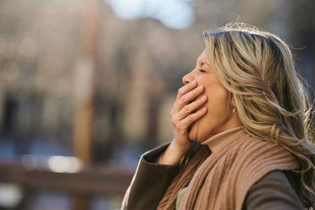 <p><strong>C6 ve C7 omurları esneme esnasında yerinden çıkmış ve omuriliğine baskı yapmıştı</strong>. Bu nadir görülen durum, acil ameliyat gerektiriyordu. Doktorlar, hayatta kalma şansının ve yeniden yürüme ihtimalinin yalnızca <strong>yüzde 50</strong> olduğunu söyledi.</p>
