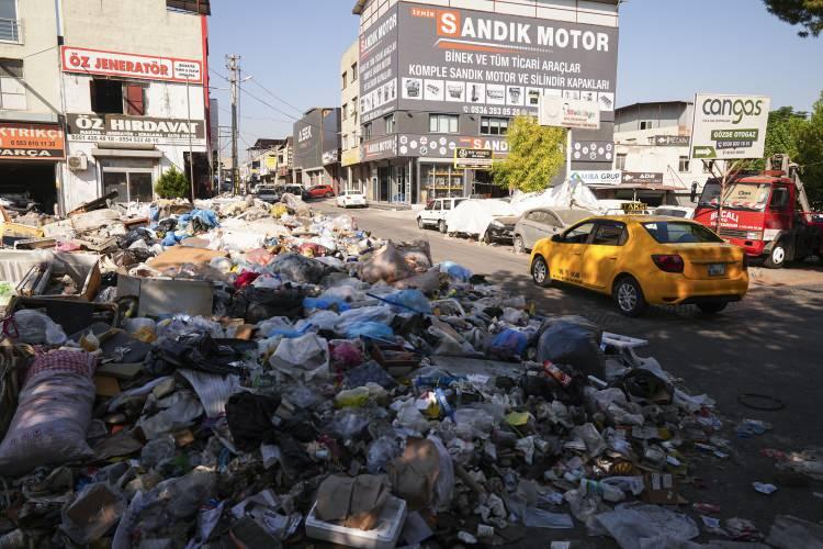 <p>Esnaf Erdinç Dinçer de sorunun çözümünü talep ederek, "Çöpler hastalık da getirecek." dedi.</p>

<p> </p>
