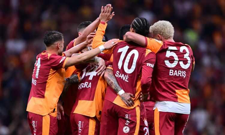 <p>Son olarak Galatasaray-Konyaspor maçı ile tamamlanan hafta sonucunda Sarı-kırmızılılar, 18 puanla liderliğini sürdürdü.</p>
