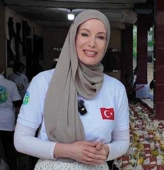 <p>İlk günden beri İsrail'in Filistin halkına karşı uyguladığı zülüm karşısında sesini çıkaran Gamze Özçelik, Gazze'deki vatandaşların besin ihtiyacını karşılamak adına iki kez bombalanan fırınına rağmen üçüncü aşevini kurdu.</p>
