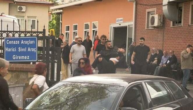 <p>Bunun ardından ünlü şarkıcının ölümü intihar mı, cinayet mi, kaza mı? soruları birçok şüpheye sebep oldu. </p>
