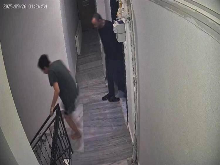 <p>Kızı Tuyan Ülkem’in ifadesine göre, annesi Roman havası eşliğinde dans ederken alkollü olduğu için dengesini kaybedip açık camdan aşağı yuvarlandığı iddia edildi; kızı ayrıca annesinin itildiği iddiasını kesinlikle reddetti.</p>
