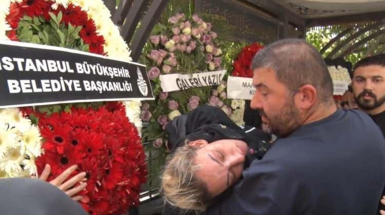 <p>Güllü'nün kızı Tuyan Ülkem de cenaze sırasında fenalık geçirdi.</p>

<p>Annesinin tabutu başında uzun süre gözyaşı döken Ülkem'in yakınlarına "Annemi sen mi yıkadın?" diye sarılarak ağlaması ise yürekleri dağladı.</p>

<p> </p>
