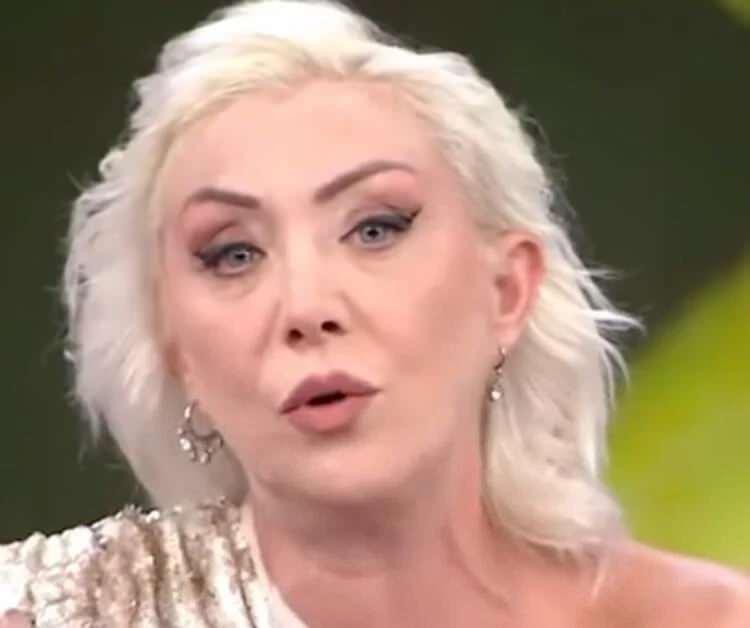 <p><strong>"UZUN ZAMANDIR DENGE KAYBI YAŞIYORDU"</strong></p>

<p>Arı, Güllü'nün hastanede çekilen fotoğraflarını kullanarak,</p>

