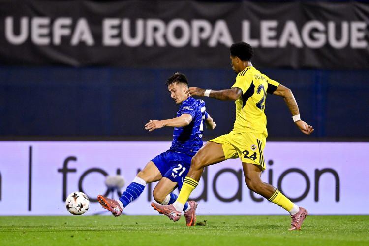 <p>Hırvat basını, Dinamo Zagreb'in UEFA Avrupa Ligi'nde sahasında Fenerbahçe'yi 3-1 mağlup ettiği maçı manşetlerine taşıdı.</p>
