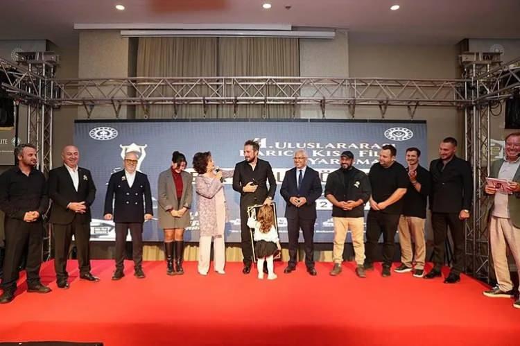 <p><strong>ÖDÜLLER SAHİPLERİNİ BULDU</strong></p>

<p><span style="color:#A52A2A"><strong>Sinema sektörüne genç yetenekler kazandırmayı ve kısa filmcilere destek olmayı amaçlayan yarışmada toplam 400 bin TL para ödülü dağıtıldı. Gecede birincilik ödülünü Ahmet Sami Kuriş'in yönettiği </strong></span><span style="color:#000000"><strong>"ANN-E"</strong></span><span style="color:#A52A2A"><strong> filmi, ikincilik ödülünü Elif Örüm'ün yönettiği </strong></span><span style="color:#000000"><strong>"Anne Seni Annemle Tanıştırayım mı?"</strong></span><span style="color:#A52A2A"><strong> , üçüncülük ödülünü ise Serdal Altun'un yönettiği </strong></span><span style="color:#000000"><strong>"Yankı" </strong></span><span style="color:#A52A2A"><strong>aldı. Zafer Geyikçi'nin yönettiği "Gece Modu" filmi ile Canberk Seçal'ın yönettiği </strong></span><span style="color:#000000"><strong>"Aile"</strong></span><span style="color:#A52A2A"><strong> filmi ise mansiyon ödülüne layık görüldü. 2025 Aile Yılı Özel Ödülü de </strong></span><span style="color:#000000"><strong>"Masadan Kalkanlar" </strong></span><span style="color:#A52A2A"><strong>filmiyle Deniz Duygu Karataş'a verildi. Tören, ödüllerin takdim edilmesi ve toplu fotoğraf çekiminin ardından sona erdi.</strong></span></p>
