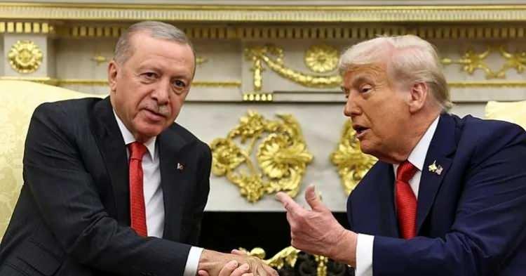 <p><span style="color:#B22222"><strong>CUMHURBAŞKANI ERDOĞAN VE TRUMP'IN GÖRÜŞMESİ DÜNYA YANKI UYANDIRDI</strong></span></p>

<p> </p>

<p>Dün Cumhurbaşkanı Recep Tayyip Erdoğan ile ABD Başkanı Donald Trump arasında gerçekleşen görüşme, uluslararası diplomasi sahnesinde dikkatleri yeniden liderlerin etkisine çevirdi. <strong>İki liderin Beyaz Saray’daki buluşması, sadece ikili ilişkiler açısından değil, aynı zamanda küresel sorunlara çözüm arayışındaki kararlılıklarıyla da öne çıktı. </strong></p>
