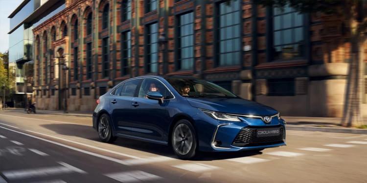 <p><span style="color:#B22222"><strong>9)  TOYOTA COROLLA</strong></span></p>
