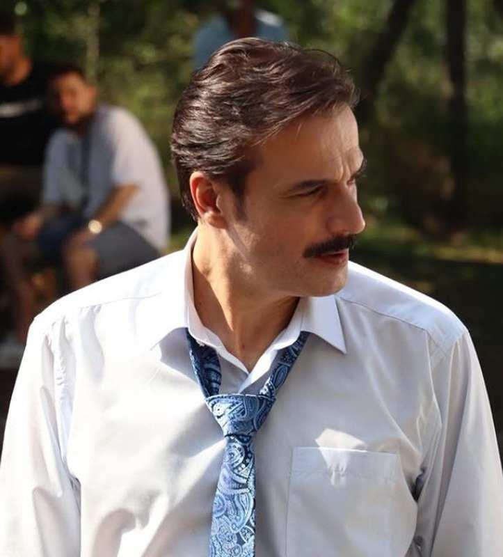 <p><em><strong>“Her yıl düzenli bakımlarım yapılıyor. Doktorum Prof. Dr. Onur Yaprak’ın kontrolünde karaciğer naklimi geciktirmek için tüm tedavim planlandı. Bu süreçte dört ağır ilaç kullanıyorum ve hepsinin tam saatinde alınması gerekiyor. Ancak o gün telefonum kapalıydı ve ilaçlarımı yanlış zamanda aldım. Bunun sonucu olarak zehirlenme yaşadım ve hastaneye kaldırıldım. Yoğun bakıma alınmam gereken tek sebep bu idi. İntihar gibi bir durum söz konusu değil.” </strong></em></p>