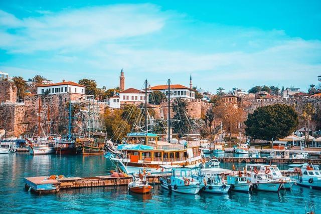 <p><span style="color:#B22222"><strong>Antalya’da 2–3 haftalık lüks tatil köyü</strong></span></p>

<p> </p>

<p><br />
Yaz sezonunda her şey dahil tatil keyfi.</p>
