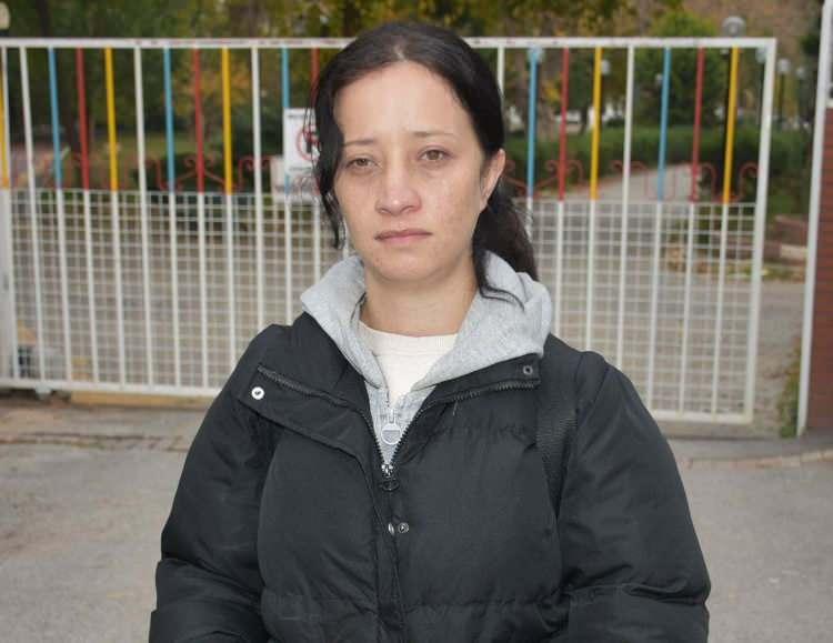 <p><span style="color:#FF0000"><strong>'KASTEN &Ouml;LD&Uuml;RMEYE TEŞEBB&Uuml;S' SU&Ccedil;U</strong></span></p>

<p>Mayıs ayında g&ouml;r&uuml;len davada hakim, eylemin 'Kasten &ouml;ld&uuml;rmeye teşebb&uuml;s' olduğuna h&uuml;kmederek g&ouml;revsizlik kararı verip, dosyayı ağır ceza mahkemesine yolladı. Dosyanın geldiği İzmir 18'inci Ağır Ceza Mahkemesi, iddia olunan eylemin 'Tehdit' su&ccedil;unun unsurlarını oluşturduğunun anlaşıldığına kanaat getirerek, kovuşturma g&ouml;revinin asliye ceza mahkemesinde olduğuna karar verdi. Ortaya &ccedil;ıkan g&ouml;rev uyuşmazlığının &ccedil;&ouml;z&uuml;m&uuml; i&ccedil;in dosyanın İzmir B&ouml;lge Adliye Mahkemesi'ne g&ouml;nderilmesine h&uuml;kmedildi.</p>

<p>Her iki mahkemenin de g&ouml;revsizlik kararı vermesinin ardından dosya, İzmir B&ouml;lge Adliyesi 23'&uuml;nc&uuml; Ceza Dairesi'ne taşındı. Dosyayı g&ouml;r&uuml;şen daire, sanığın &uuml;zerine atılı su&ccedil;lamaların ağır ceza mahkemesinin konusu olduğuna karar verip, İzmir 18'inci Ağır Ceza Mahkemesi'nin g&ouml;revsizlik kararını kaldırdı. Sanığın 'Kasten &ouml;ld&uuml;rmeye teşebb&uuml;s' su&ccedil;lamasıyla yargılanmasına h&uuml;kmedildi ve dosya İzmir 18'inci Ağır Ceza Mahkemesi'ne g&ouml;nderildi. Sanığın tutukluluk halinin devamına karar verilirken, 16 Aralık'ta ağır ceza mahkemesinde yargılanmasına devam edilecek.</p>
