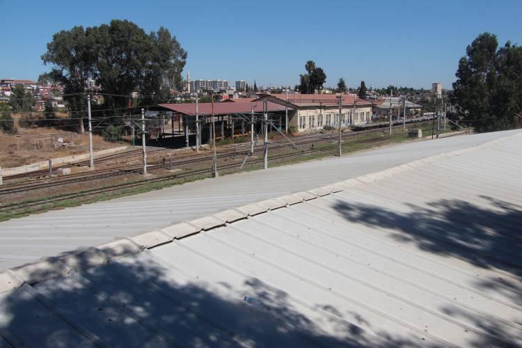 <p>Bölgede 20 yıldır dönercilik yapan Semih Zümrütyaprak, simge haline gelen köprünün yıkılacak olmasından üzüntü duyduğunu, ancak yeniliklerin şehre olumlu katkı sağlayacağını söyledi. Zümrütyaprak, “Buradaki çoğu esnaf arkadaşımız bir süre olumsuz etkilenecek ama şehrimiz ve ülkemiz için bu değişiklik olumlu olacak. Umuyoruz ki yenilikler bize güzellikler katacak. Mağdur olacağız, fakat ülkemizin yenilikleri için buna katlanmak zorundayız. Yüksek Hızlı Tren Projesi kapsamında şehrimiz kazansın, diğer şehirler gibi olmasın; bizim denizimiz, şehrimiz herkesten daha iyi olacak, turistler gelecek ve ulaşım kolaylaşacak. Şehrimiz değer kazansın, insanlarımız bilinçli şekilde bu değişiklikleri karşılasın” dedi.</p>