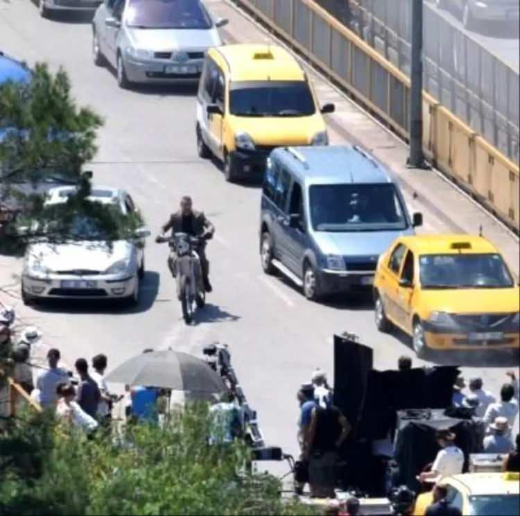 <p><em><strong>(James Bond filminin Adana'da Kasım Gürlek Köprüsü üzerindeki çekiminden bir an)</strong></em></p>
