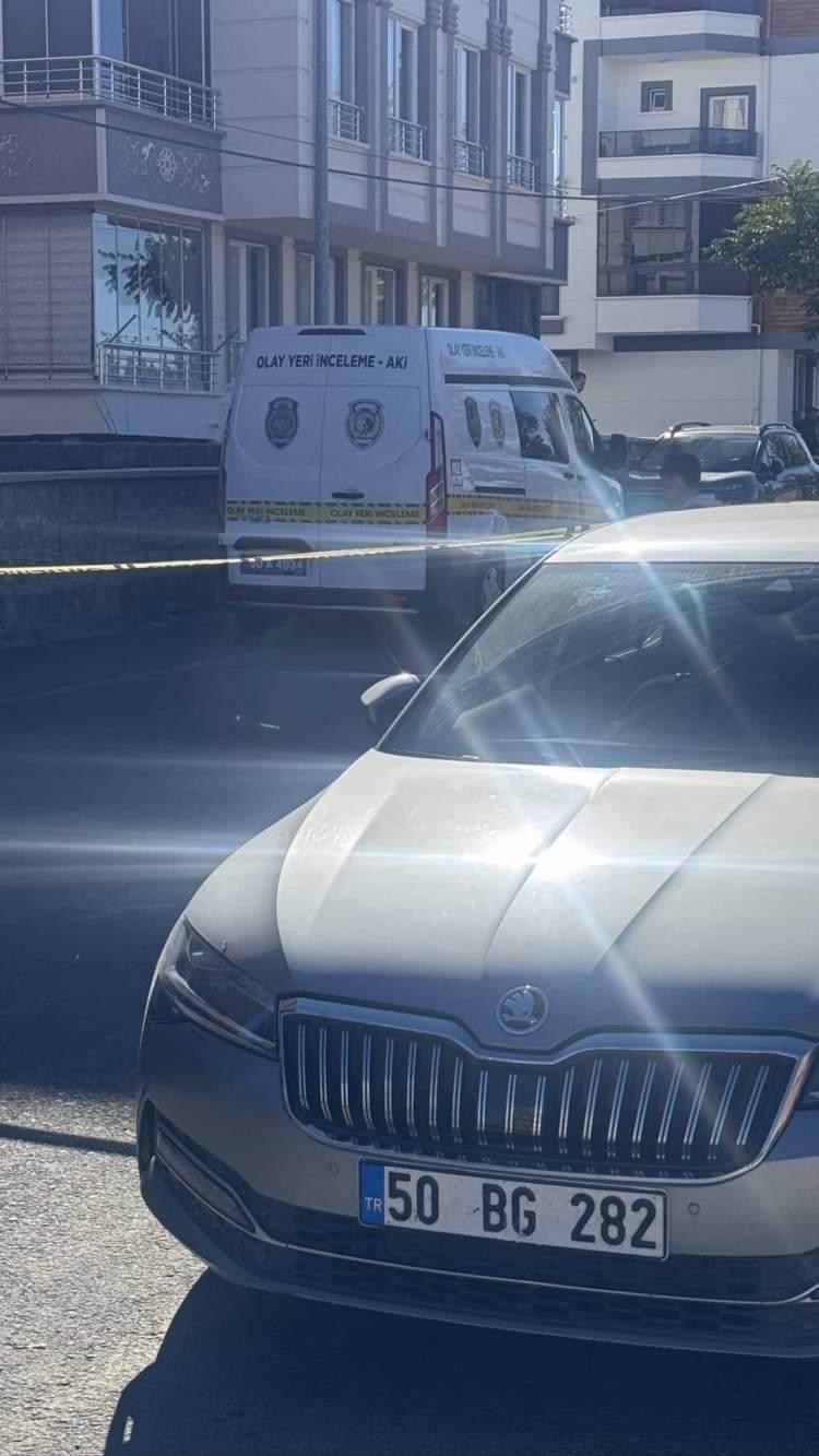 <p>Çevredekilerin 112 Acil Çağrı Merkezi'ne durumu ihbar etmeleri süzrüne olay yerine sağlık ve polis ekipleri sevk edildi. </p>
