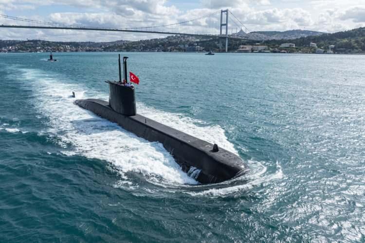 <p><span style="color:rgb(20, 35, 58)">Tören kapsamında Türk Silahlı Kuvvetleri'nin envanterinde bulunan 15 savaş gemisi İstanbul Boğazı'ndan geçiş yaparken, törene Kuzey Deniz Saha Komutanı Tümamiral Aziz Bakıoğlu, İstanbul Vali Yardımcıları Fahrettin Göncü ve Cengiz Karabulut, İstanbul Büyükşehir Belediyesi Başkan Vekili Nuri Aslan, Sarıyer Kaymakamı Ömer Kalaylı ve Askeri personeller katıldı.</span></p>

