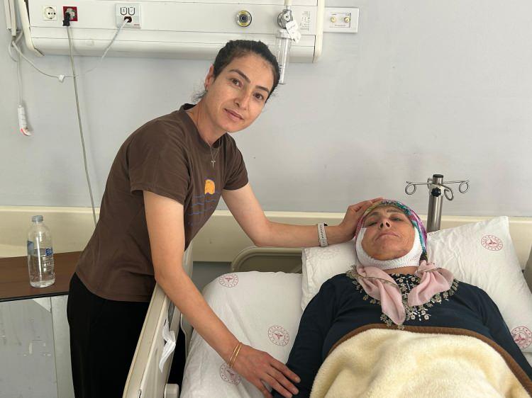 <p>Yüz felcinin yaygın bir durum olduğunu, erken başvuruda çoğu vakada ilaçla tedavinin mümkün olduğunu hatırlatan Kavak, sözlerini şöyle sürdürdü:<br />
"Ancak bazı özel durumlarda cerrahi müdahale gerekebilir. Uzun süreli ve kalıcı yüz felcini yaşayan bazı hastalar, durumu kabullenip hastaneye başvurmayabiliyor. Oysa yüz felci tedavi edilebilir bir durumdur ve ilgili alanda uzman bir hekime başvurulması önemlidir."<br />
Annesinin 15 yıldır yüz felci şikayetinin olduğunu ifade eden Şehriban Oruç ise, "Yakın zamanda, Muş Bulanık Devlet Hastanesine bir rahatsızlık nedeniyle başvurduğumuzda, boğazında bir kitle tespit edildi ve bizi Van Eğitim ve Araştırma Hastanesine sevk ettiler. KBB Hastalıkları Uzmanı Op. Dr. Ömer Tarık Kavak hocamızın açıklamaları ve güven veren yaklaşımı sayesinde annem ameliyat oldu ve şu anda sağlığı gayet iyi" şeklinde konuştu.</p>
