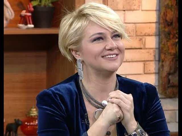 <p>Yapımcı ve sunucu kimliğiyle tanınan Elif Güvendik, katıldığı <strong><em>Banu Noyan'la En Moda</em></strong> programında yıllar önce yaşadığı unutulmaz bir sahne anısını izleyicilerle paylaştı.</p>
